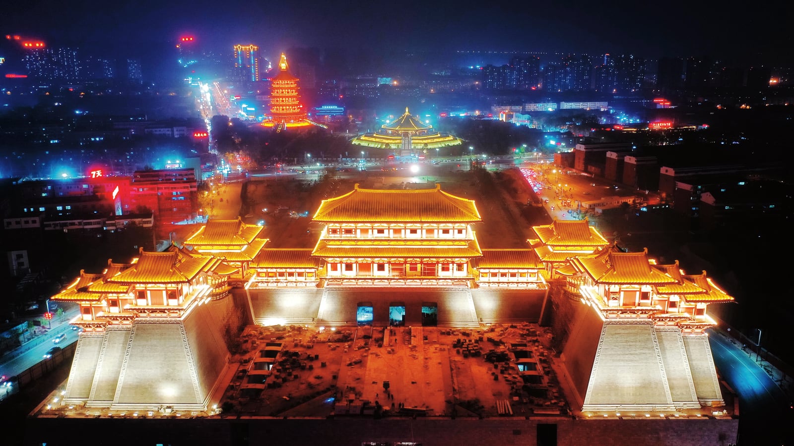 Yingtian Gate, Mingtang, and Tiantang in the Sui and Tang Luoyang City heritage area at night